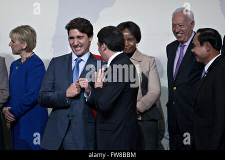 1. April 2016 - Washington, District Of Columbia, Vereinigte Staaten von Amerika - Justin Trudeau, Kanadas Premierminister, links, Witze mit Matteo Renzi, Italiens Ministerpräsident, während eine Familie Foto auf dem Nuclear Security Summit in Washington, DC, USA, auf Freitag, 1. April 2016. Nach einer Flut von terroristischen Anschlägen von Europa nach Afrika ist Obama internationalen Unterstützung während des Gipfels für Bemühen um islamischen Staat und ähnliche Gruppen davon abzuhalten, Erlangung von Kernmaterial und anderen Massenvernichtungswaffen Rallyesport. Bildnachweis: Andrew Harrer/Pool über CNP (Kredit-Bild: © Andrew Harrer/CNP über ZU Stockfoto