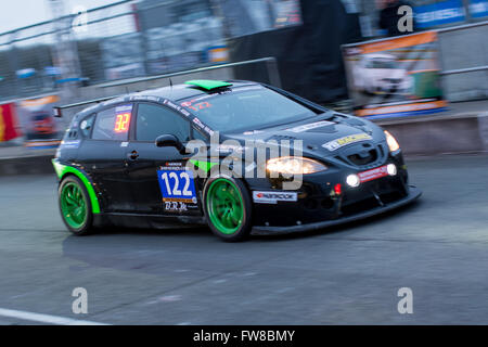 Towcester, Northamptonshire, UK. 1. April 2016. Kinetische Racing Seat Leon Supercopa verlassen die Box während der Nacht Praxis von der Hankook-24-Stunden-Tourenwagen-Serie in Silverstone (Foto: Gergo Toth / Alamy Live News) Stockfoto