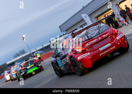 Towcester, Northamptonshire, UK. 1. April 2016. Altran Peugeot Peugeot 208 GTi verlassen die Box während der Nacht Praxis von der Hankook-24-Stunden-Tourenwagen-Serie in Silverstone-Team (Foto: Gergo Toth / Alamy Live News) Stockfoto