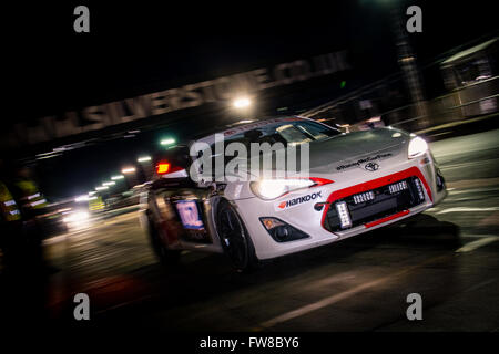 Towcester, Northamptonshire, UK. 1. April 2016. Rogue Motorsport Toyota GT 86 verlassen die Box während der Nacht Praxis von der Hankook-24-Stunden-Tourenwagen-Serie in Silverstone (Foto: Gergo Toth / Alamy Live News) Stockfoto