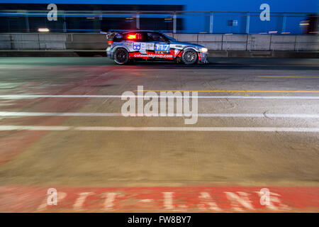 Towcester, Northamptonshire, UK. 1. April 2016. Sächsischen Motorsport BMW 1er verlassen die Box während der Nacht Praxis von der Hankook-24-Stunden-Tourenwagen-Serie in Silverstone (Foto: Gergo Toth / Alamy Live News) Stockfoto