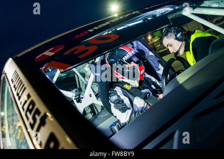 Towcester, Northamptonshire, UK. 1. April 2016. Zest Racecar Engineering Fahrer und Mechaniker sprechen in den Gruben während der Nacht Praxis von der Hankook-24-Stunden-Tourenwagen-Serie in Silverstone (Foto: Gergo Toth / Alamy Live News) Stockfoto