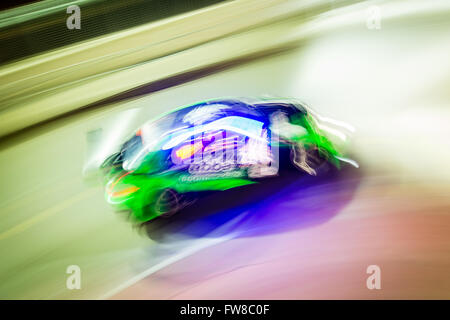 Towcester, Northamptonshire, UK. 1. April 2016. Rollcentre Racing BMW M3 V8 verlassen die Box während der Nacht Praxis von der Hankook-24-Stunden-Tourenwagen-Serie in Silverstone (Foto: Gergo Toth / Alamy Live News) Stockfoto