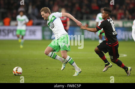 Leverkusen, Deutschland. 1. April 2016. Fußball-Bundesliga, Leverkusen, Deutschland, 01.04.2016, Bayer 04 Leverkusen Vs VfL Wolfsburg: Kampf gegen Andre Schuerrle (Wolfsburg, L) Vs Wendell (Leverkusen). Bildnachweis: Jürgen Schwarz/Alamy Live-Nachrichten Stockfoto