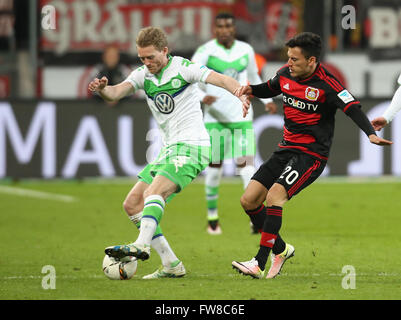 Leverkusen, Deutschland. 1. April 2016. Fußball-Bundesliga, Leverkusen, Deutschland, 01.04.2016, Bayer 04 Leverkusen Vs VfL Wolfsburg: Kampf gegen Andre Schuerrle (Wolfsburg, L) Vs Charles Aranguiz (Leverkusen). Bildnachweis: Jürgen Schwarz/Alamy Live-Nachrichten Stockfoto