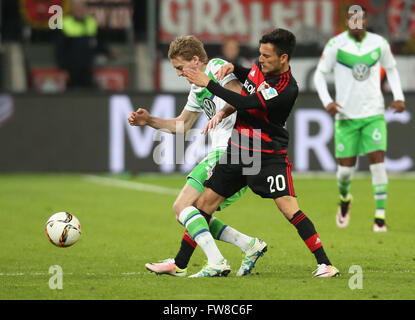 Leverkusen, Deutschland. 1. April 2016. Fußball-Bundesliga, Leverkusen, Deutschland, 01.04.2016, Bayer 04 Leverkusen Vs VfL Wolfsburg: Kampf gegen Andre Schuerrle (Wolfsburg, L) Vs Charles Aranguiz (Leverkusen). Bildnachweis: Jürgen Schwarz/Alamy Live-Nachrichten Stockfoto