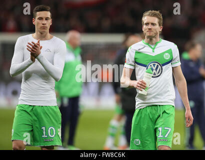 Leverkusen, Deutschland. 1. April 2016. Fußball-Bundesliga, Leverkusen, Deutschland, 01.04.2016, Bayer 04 Leverkusen Vs VfL Wolfsburg: Julian Draxler (Wolfsburg, L) und Andre Schuerrle nach dem Spiel. Bildnachweis: Jürgen Schwarz/Alamy Live-Nachrichten Stockfoto