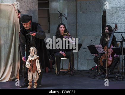 Madrid, Spanien, 1. April 2016. Die Quijote spielen.  Eine Leistung spielen The Quixote mit Schauspieler und Musiker in der Bühne. Bildnachweis: Enrique Davó/Alamy Live-Nachrichten Stockfoto