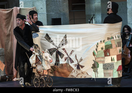 Madrid, Spanien, 1. April 2016. Die Quijote spielen.  Ansicht der Schauspieler und Musiker auf der Bühne von The Quixote spielen. Bildnachweis: Enrique Davó/Alamy Live-Nachrichten Stockfoto