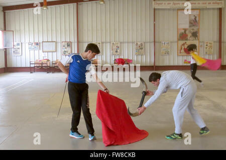 Madrid, Spanien. 18. März 2016. Studenten an der Stierkampf Schule "Escuela de Tauromaquia de Madrid" Zug mit einem roten Tuch (Muleta) und ein paar Hörner in der Halle der Schule in Madrid, Spanien, 18. März 2016. Politiker wollen die Spaniens größte Stierkampfschule schließen. Foto: FABIAN WEGENER/Dpa/Alamy Live News Stockfoto