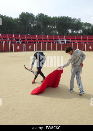 Madrid, Spanien. 18. März 2016. Studenten an der Stierkampf Schule "Escuela de Tauromaquia de Madrid" Zug mit einem roten Tuch (Muleta) und ein paar Hörner auf dem Schulhof in Madrid, Spanien, 18. März 2016. Politiker wollen die Spaniens größte Stierkampfschule schließen. Foto: FABIAN WEGENER/Dpa/Alamy Live News Stockfoto