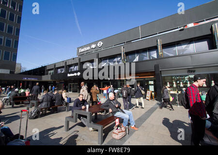 London, UK. 2. April 2016.Travelers genießen Sie einen sonnigen Tag am Endbahnhof Euston in London Credit: Amer Ghazzal/Alamy Live-Nachrichten Stockfoto