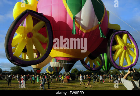 Auckland, Neuseeland. 20. März 2016. Heißluftballon Princess Carriage ist mit Luft bei der Abschlussfeier des Ballons über Waikato, eine jährliche Heißluft-Ballon-Festival, in Hamilton, Neuseeland, am 20. März 2016 gefüllt. Die fünf-Tage-Ballons über Waikato war am Sonntag geschlossen, Attacting, die vielen berühmten Heißluftballons sind Rennen, Auto, Princess Carriage, Baby Dino und eine 30 Meter hohe Resenes Elefantastic Erdnuss. Wegen schlechten Wetters beschränkte sich die geplanten Flugleistungen am Sonntag auf den Boden. © Tian Ye/Xinhua/Alamy Live-Nachrichten Stockfoto