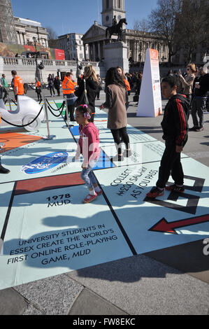 Große Monopoly board Einrichten auf dem Trafalgar Square in London Spiele Festival. Die öffentlichkeit spielen auf der Platine mit einem Handy app. Menschen spielen Stockfoto