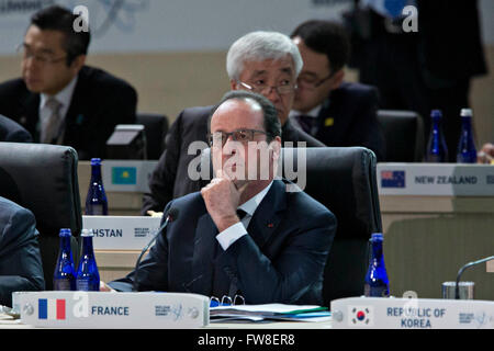 Frankreichs Präsident Francois Hollande hört als US-Präsident Barack Obama, nicht abgebildet, spricht im Plenum eine Öffnung mit dem Titel "Nationale Maßnahmen zur Verbesserung der Nuklearsicherheit" bei dem Nuclear Security Summit in Washington, DC, USA, am Freitag, 1. April 2016. Nach einer Flut von terroristischen Anschlägen von Europa nach Afrika ist Obama internationalen Unterstützung während des Gipfels für Bemühen um islamischen Staat und ähnliche Gruppen davon abzuhalten, Erlangung von Kernmaterial und anderen Massenvernichtungswaffen Rallyesport. Bildnachweis: Andrew Harrer/Pool über CNP - kein Draht-Dienst- Stockfoto