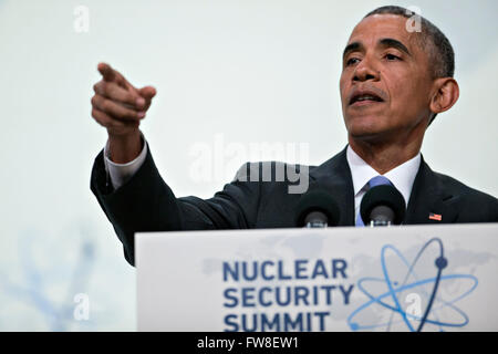 Washington, DC, USA. 1. April 2016. US-Präsident Barack Obama verweist auf ein Mitglied der Medien, während einer Pressekonferenz am Nuclear Security Summit in Washington, DC, USA, auf Freitag, 1. April 2016 eine Frage zu nehmen. Nach einer Flut von terroristischen Anschlägen von Europa nach Afrika ist Obama internationalen Unterstützung während des Gipfels für Bemühen um islamischen Staat und ähnliche Gruppen davon abzuhalten, Erlangung von Kernmaterial und anderen Massenvernichtungswaffen Rallyesport. Bildnachweis: Andrew Harrer/Pool über CNP - NO WIRE SERVICE - © Dpa/Alamy Live-Nachrichten Stockfoto