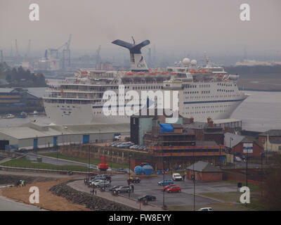 Newcastle Upon Tyne, 2. April 2016, Großbritannien Wetter. An der Port of Tyne aus niedrigen Lager Wolken als 46052 Tonne regnen öffnet '' Magellan'' Schiff Kreuzfahrtsaison im Norden Englands. Der Port of Tyne bietet Platz für rund 30 Kreuzfahrtschiffen pro Saison im Northumberland Quay und 95 % der globalen Flotte Kreuzfahrt dienen können. Der Hafen ist bestens aufgestellt, als Tor zum Unesco-Welterbe einschließlich Hadrian römische Stadtmauer und Alnwick Castle, Hogwarts in den Harry-Potter-Filmen, sowie malerische Küsten und Gärten eingebettet in Nordengland.     Bildnachweis: James Walsh/Alamy Live-Nachrichten Stockfoto