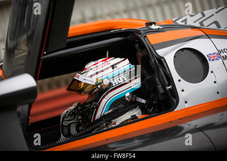 Silverstone, Northants, Großbritannien. 2. April 2016. Sir Chris Hoy fahren eine Ginetta G57 in der Dunlop-Prototyp-Serie in Silverstone. Bildnachweis: Steven Reh/Alamy Live News Stockfoto