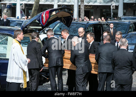 Köln, Deutschland. 2. April 2016. Der Sarg wird auf dem Leichenwagen nach der Trauerfeier für ehemalige Minister von Außenminister Guido Westerwelle die Basilika der Heiligen Apostel in Köln, 2. April 2016 ist gebracht. Westerwelle starb am 18. März 2016 im Alter von 54 wegen Leukämie in der Universität Hosptial Köln. Foto: FEDERICO GAMBARINI/Dpa/Alamy Live News Stockfoto