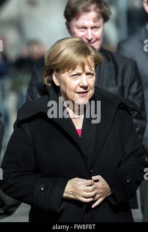 Köln, Deutschland. 2. April 2016. Bundeskanzlerin Angela Merkel kommt nach der Trauerfeier für ehemalige Minister von Außenminister Guido Westerwelle die Basilika der Heiligen Apostel in Köln, 2. April 2016 ist. Westerwelle starb am 18. März 2016 im Alter von 54 wegen Leukämie in der Universität Hosptial Köln. Foto: FEDERICO GAMBARINI/Dpa/Alamy Live News Stockfoto