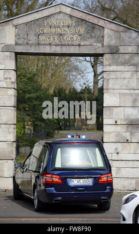 Köln, Deutschland. 2. April 2016. Der Leichenwagen kommt auf dem Melaten-Friedhof für die Beerdigung des ehemaligen Minister von Außenminister Guido Westerwelle in Köln, 2. April 2016. Westerwelle starb am 18. März 2016 im Alter von 54 wegen Leukämie in der Universität Hosptial Köln. Foto: HENNING KAISER/Dpa/Alamy Live News Stockfoto