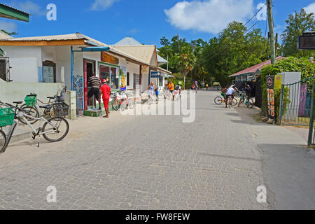 Hauptstrasse am Hafen von La Passe, Insel La Digue, Seychellen Stockfoto