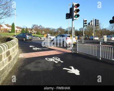Gemeinsame Radweg und Wanderweg an einem Kreisverkehr in Leeds. Stockfoto