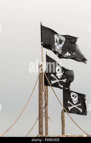 Schädel und gekreuzten Knochen Flagge am mast Stockfoto