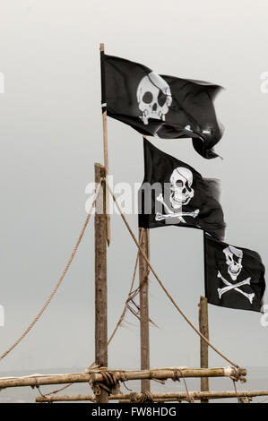 Schädel und gekreuzten Knochen Flagge am mast Stockfoto