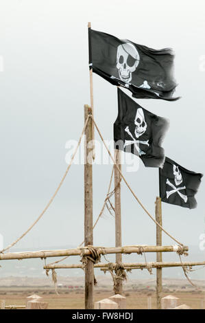 Schädel und gekreuzten Knochen Flagge am mast Stockfoto