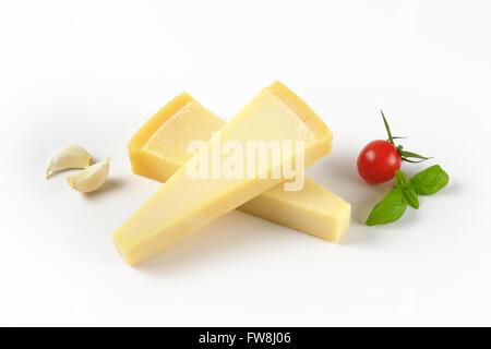 zwei Keile an frischen Parmesan-Käse und Garnierung auf weißem Hintergrund Stockfoto