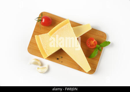 zwei Keile an frischen Parmesan-Käse und Garnierung auf Holzbrett Stockfoto