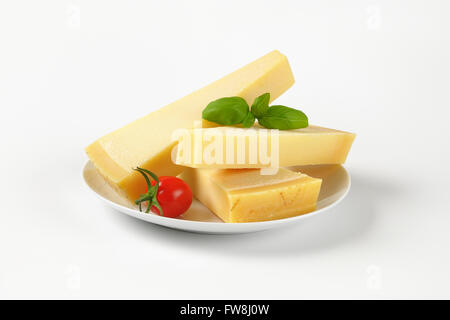 drei Spalten von frischen Parmesan-Käse auf weißen Teller Stockfoto