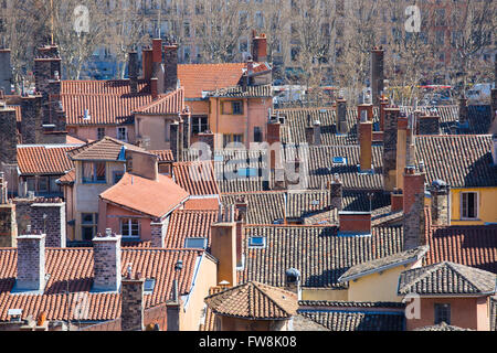 Luftaufnahme der gefliesten Dächer und Schornsteine der Altstadt von Lyon, Frankreich. Stockfoto