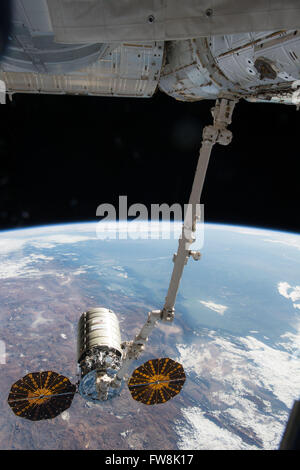 Das Orbital ATK Cygnus kommerziellen Angebot Frachtschiff ist bereit, durch den Roboterarm Canadarm an der internationalen Raumstation ISS 19. Februar 2016 in der Erdumlaufbahn freigegeben werden. Stockfoto