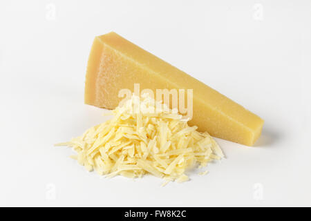 ganze und geriebenem Parmesan-Käse auf weißem Hintergrund Stockfoto