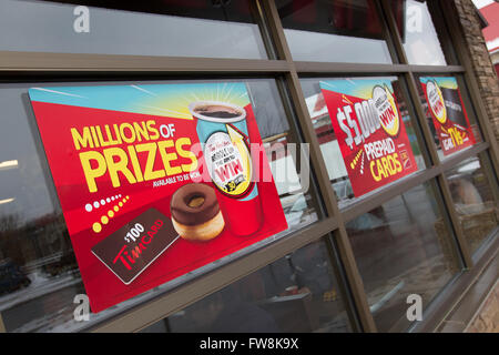 Tim Hortons Kaffee Tassen auf der Tim Hortons Café in Napanee, Ontario, auf Samstag, 6. Februar 2016. Stockfoto