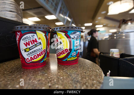 Tim Hortons Kaffee Tassen auf der Tim Hortons Café in Napanee, Ontario, auf Samstag, 6. Februar 2016. Stockfoto