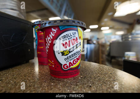 Tim Hortons Kaffee Tassen auf der Tim Hortons Café in Napanee, Ontario, auf Samstag, 6. Februar 2016. Stockfoto