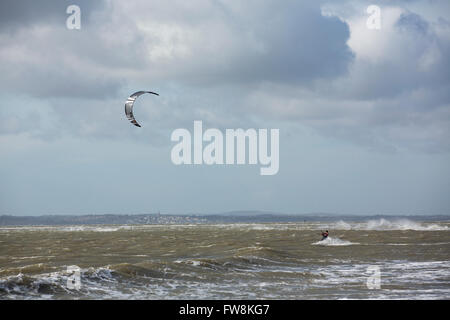 Kitesurfen an der Südküste in Hayling Island. Starker Wind und Seegang ein toller Tag zur Teilnahme an dieser Extremsportart. Stockfoto