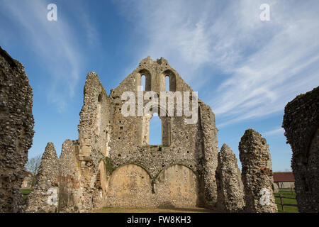 Die Ruinen eines kleinen benediktinischen Priorats an Skelettteile in West Sussex. Dramatische Cloud-Linie, die von vorne nach hinten. Stockfoto