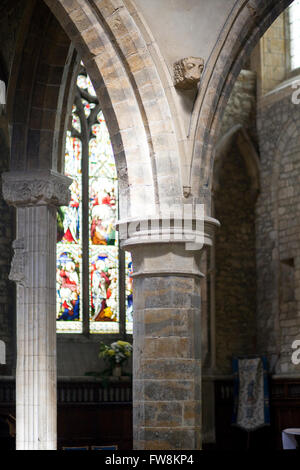 Kirche-Architektur mit Buntglas-Fenster im Hintergrund Stockfoto