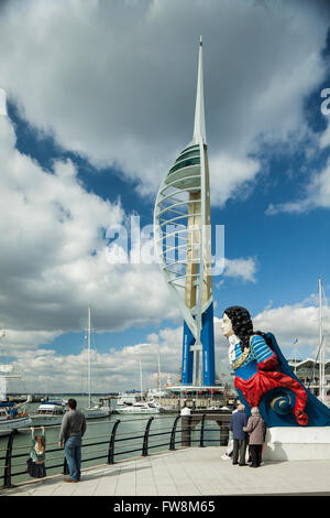 Nachmittag am Hafen von Portsmouth, Spinnaker Tower im Hintergrund. Stockfoto