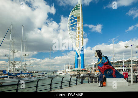 John Churchill Galionsfigur in Gunwharf Quays in Portsmouth Harbour. Spinnaker Tower in der Ferne. Stockfoto