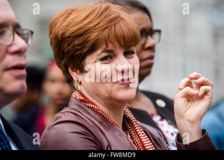 New York, NY - ca. 200 Pro Wahl befürwortet indifferente in Columbus Circle, außerhalb Trump Hotel &amp; Towers, als Reaktion auf die republikanische Präsidentschaftskandidat bemerkt, dass Frauen, die "illegale" Abtreibungen bekommen sollten bestraft werden. Ehemalige Stadt Rat Lautsprecher und ehemaligen Bürgermeisters Kandidatin war Christine Quinn zu den Referenten. © Stacy Walsh Rosenstock Stockfoto