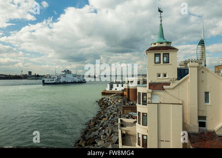 Wohnturm am Eingang zum Hafen von Portsmouth. Stockfoto