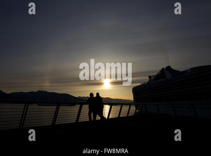 Ein paar beobachten die Sundog, wie die Sonne über dem Hafen von Vancouver in Vancouver, b.c., auf Samstag, 9. Mai 2015. Stockfoto