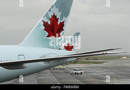 Ahornblätter auf das Heck des Hobels Air Canada in Vancouver International Airport in Vancouver, b.c., am Montag, 11. Mai 2015. Stockfoto