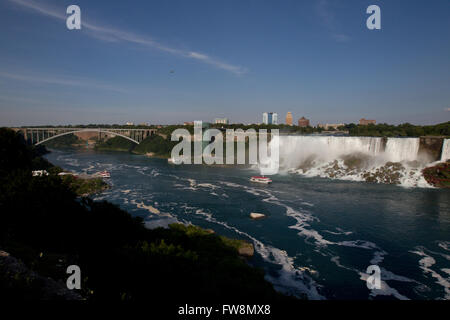 Die Canadian Tour Horn Gebläse Bootsantriebe in der Nähe von den American Falls in Niagara Falls Ontario, auf Dienstag, 28. Juli 2015. Stockfoto