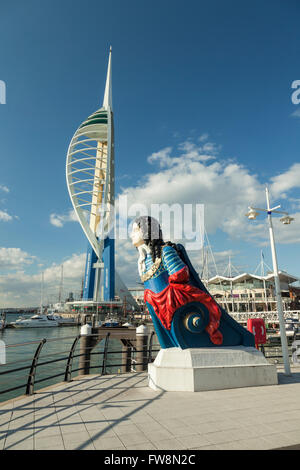 John Churchill Galionsfigur in Gunwharf Quays in Portsmouth, Hampshire, England. Spinnaker Tower im Hintergrund. Stockfoto